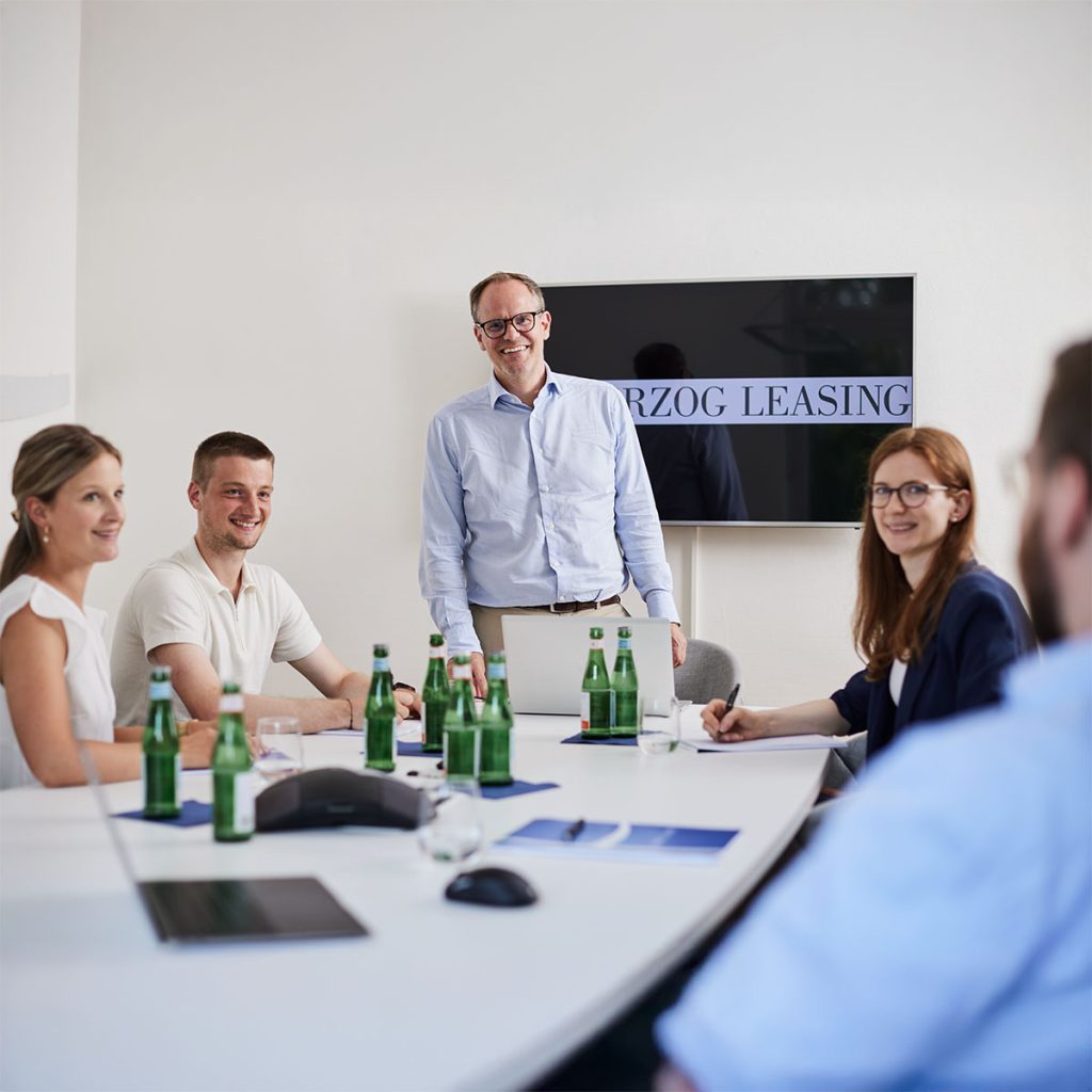 Team von HERZOG LEASING bei einer Besprechung